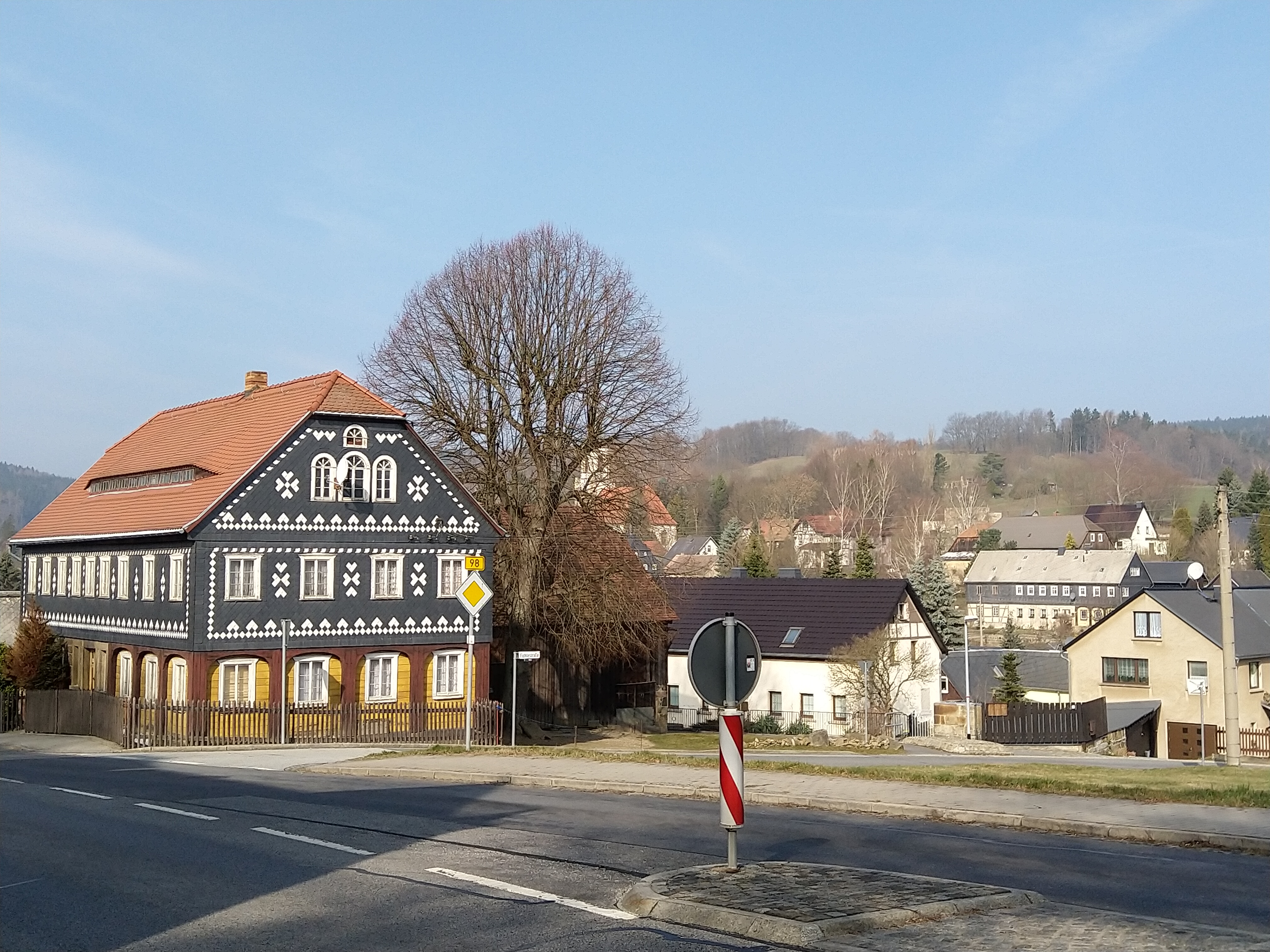 Blick in ein sächsisches Dorf mit einem Umgebindehaus